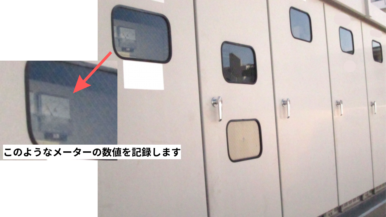 巡回でメーターの数値を点検表に記録するビルメン